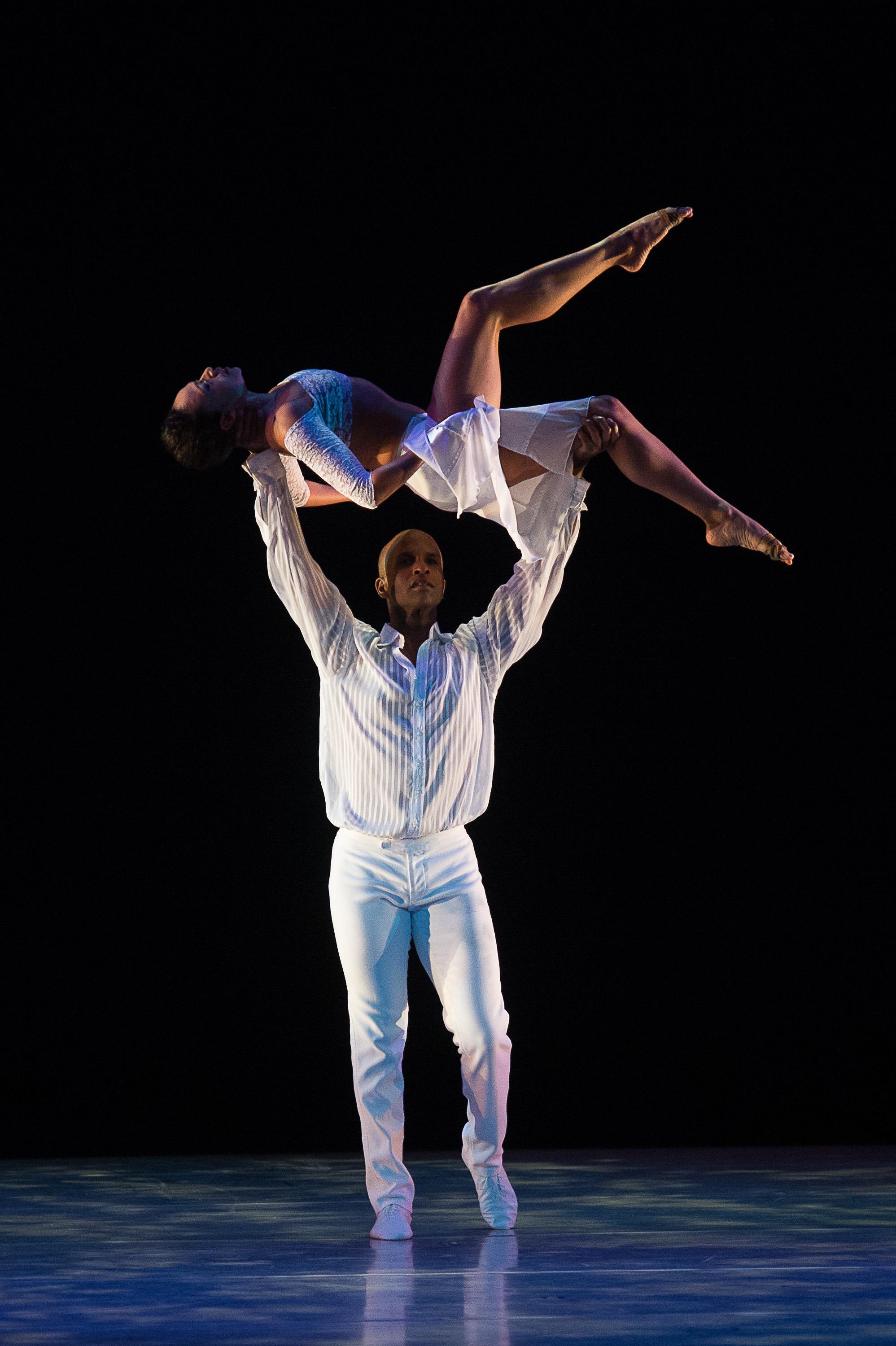 Alvin Ailey American Dance Theater’s Linda Celeste Sims and Glenn Allen Sims in David Parsons’ Shining Star